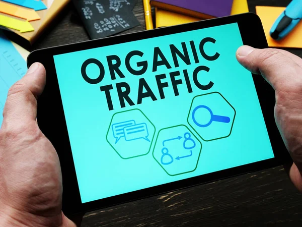 A man reads information about organic traffic on a tablet. — Stock Photo, Image