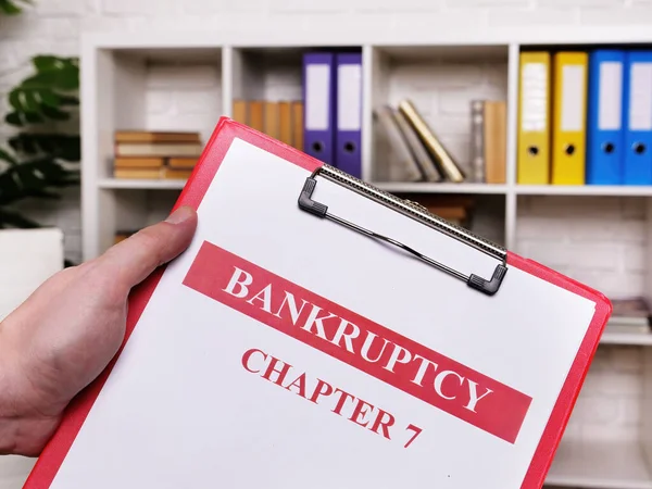 Bankruptcy chapter 7. The manager holds the sheets. — Stock Photo, Image