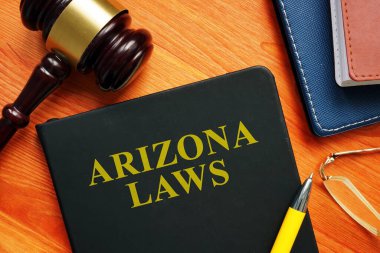 Tahta tokmak ve kağıtlarla Arizona yasaları.