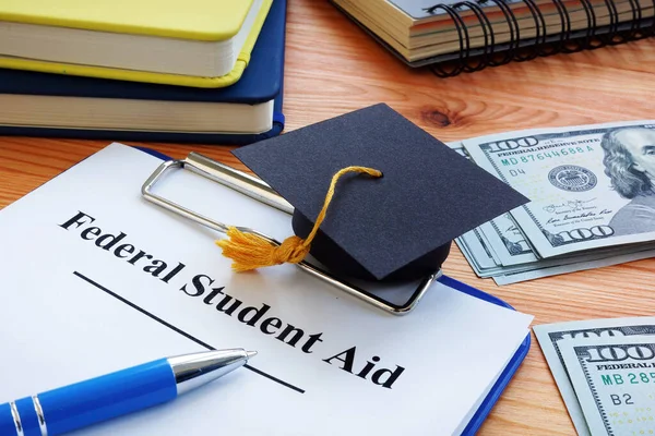 Documentos federales de ayuda estudiantil y pequeña gorra académica Square. —  Fotos de Stock