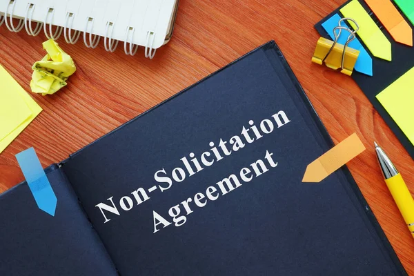 Acuerdo de No Solicitación sobre papel negro con pluma. —  Fotos de Stock