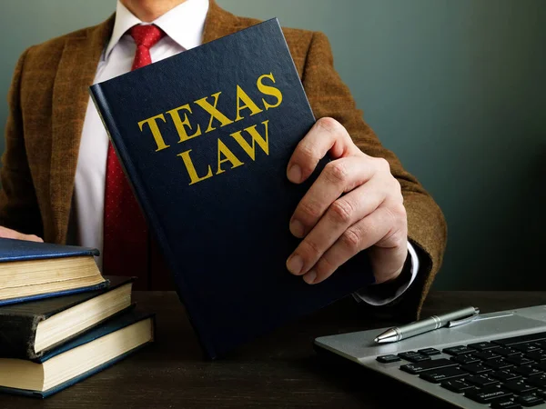 O advogado oferece um livro com lei do Texas. — Fotografia de Stock