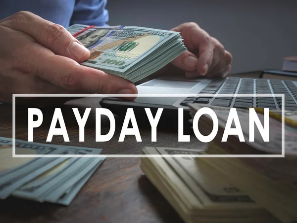 Έννοια δανείου Payday. Ο άνθρωπος προσφέρει ένα μάτσο μετρητά.. — Φωτογραφία Αρχείου