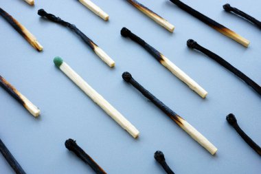 İşten atıldım. Yanmış kibritler ve bir bütün.