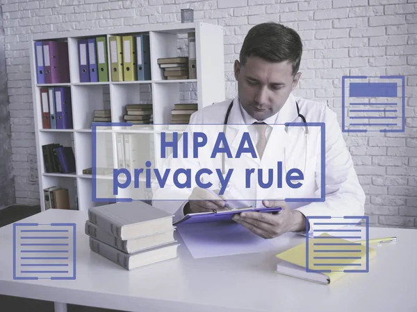 Regla de privacidad HIPAA. El médico rellena los documentos.. — Foto de Stock