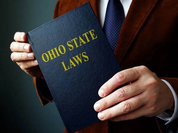 Ohio concept de loi de l'État. Il tient un livre.. — Photo