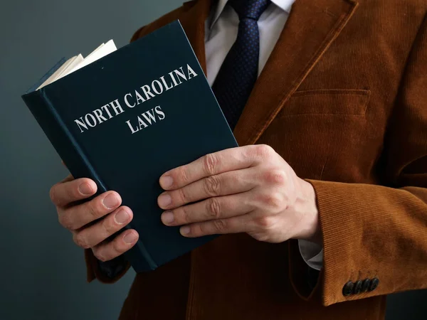 Man reads North Carolina law and regulations. — Stock Photo, Image