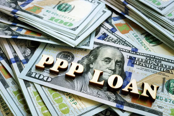 Cartas de empréstimo PPP sobre o dinheiro. Conceito de Programa de Proteção Paycheck. — Fotografia de Stock