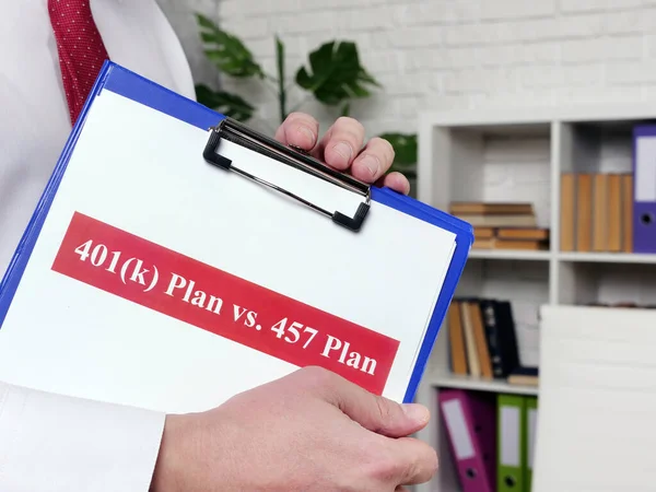 Менеджер показує 401k план проти 457 концепції порівняння планів . — стокове фото