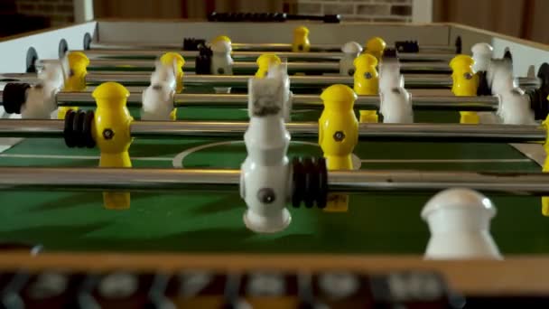Primer plano de los jugadores de fútbol de mesa de plástico. Las figuras se mueven durante el juego. — Vídeos de Stock