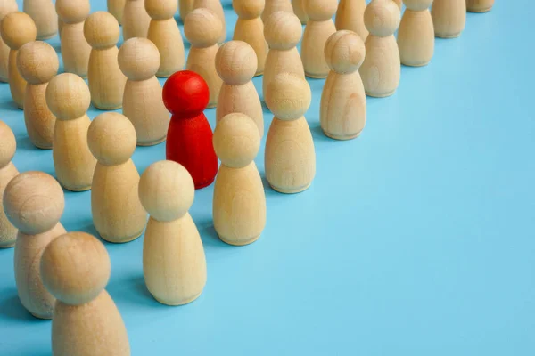 Sé diferente en la multitud. Figura roja única con los de madera. — Foto de Stock