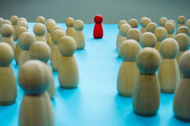 Benzersiz figür, bireyselliğin ve bağımsızlığın sembolü olarak kalabalığın dışında duruyor..