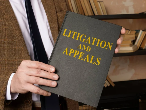 Hands with litigation en beroepsprocedures regels boek. — Stockfoto
