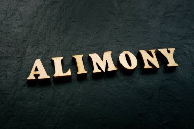 Kara taşın üzerindeki tahta harflerden gelen nafaka..