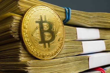Bitcoin btc maliyet konsepti. Kripto para ve para yığını.
