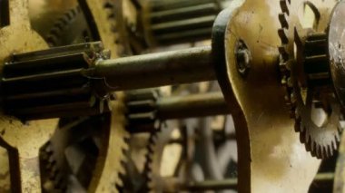 Pirinç dişli eski saat mekanizması.
