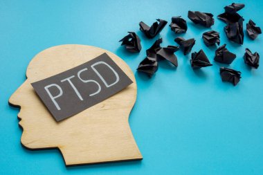 Kafa şekli ve kelime PTSD Siyah kağıt topları ile Travma Sonrası Stres Bozukluğu.