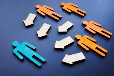 Dayanıklılık ya da zorbalık kavramı. Oklu insanlar.