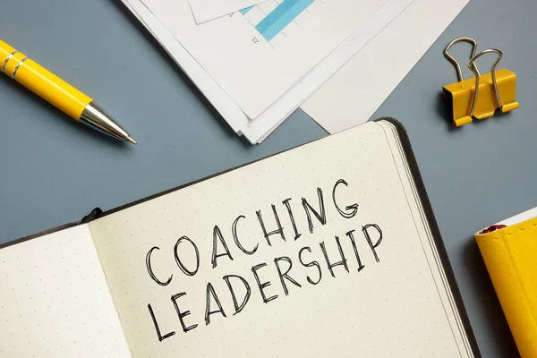 Märken om coaching ledarskap i anteckningsblocket. — Stockfoto