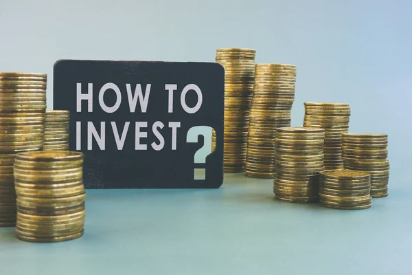Como investir perguntas e pilha de moedas. — Fotografia de Stock