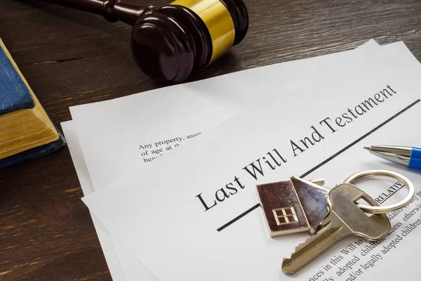 Last will en testament papieren en sleutel als symbool van eigendom. — Stockfoto