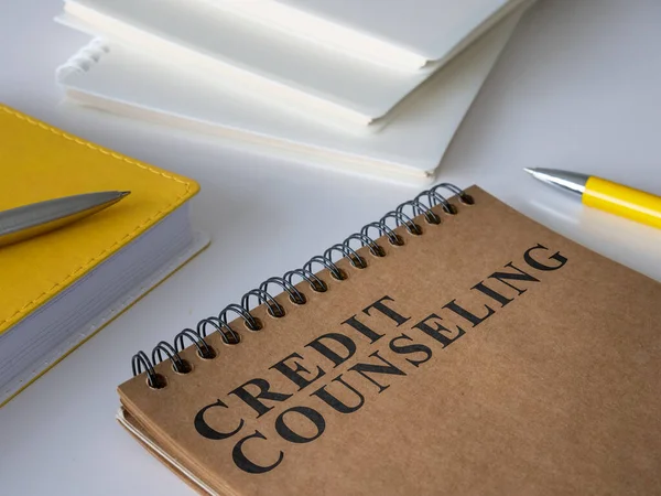 Credit counseling notitieblok op het witte bureau. — Stockfoto