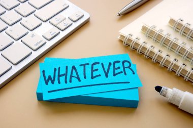 Ofis masası ve çubukta ne yazıyorsa..