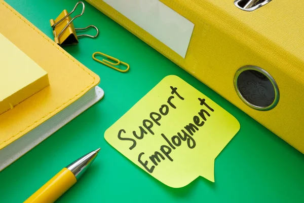 Υποστηρίξτε το υπόμνημα απασχόλησης κοντά στο κίτρινο φάκελο και σημειωματάριο. — Φωτογραφία Αρχείου