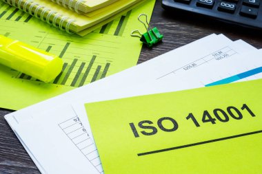 ISO 14001 ile ilgili bir yığın belge ofiste..