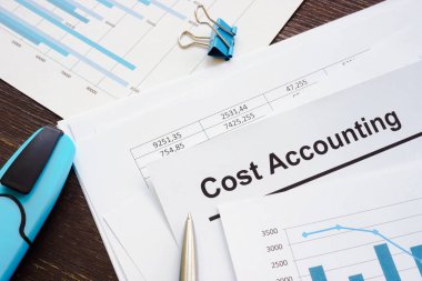 Hesaplamalar ve maliyet muhasebe raporları yığınla kağıtla.