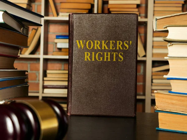 Libro de derechos de los empleados y trabajadores con pila de documentos. — Foto de Stock