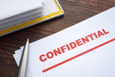 Verilerin gizliliği ve gizliliği için işaretli gizli belgeler.