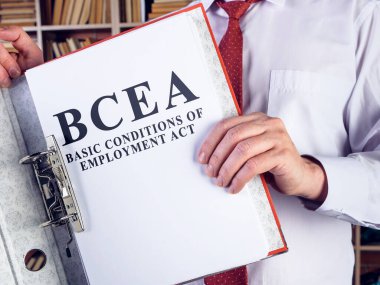 Adam, BCEA istihdam yasasının temel koşullarını içeren dizin sunuyor.