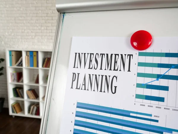 Documents de planification des investissements avec graphiques sur le tableau blanc. — Photo