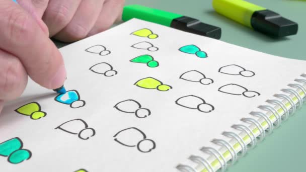 Primer plano de figuras pintadas a mano en un cuaderno. Concepto de diversidad e inclusión. — Vídeo de stock