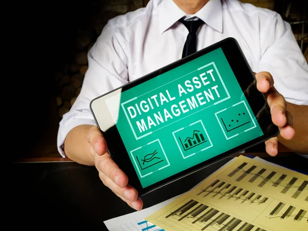 Διαχειριστής κατέχει tablet με ψηφιακά δεδομένα διαχείρισης περιουσιακών στοιχείων. — Φωτογραφία Αρχείου