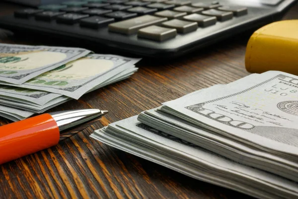 Concepto de financiación doméstica. Montón de efectivo, calculadora y pluma. — Foto de Stock