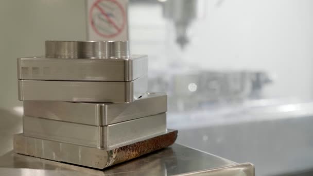 Parti metalliche e una macchina automatica per la lavorazione dei metalli in fabbrica. — Video Stock