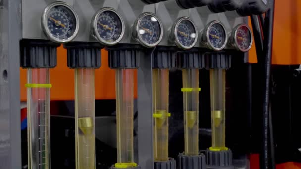 Pneumatische Messgeräte für Industrieanlagen in einer Fabrik. — Stockvideo