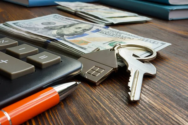 Metal key with home and money for buying property or mortgage. — Stock Photo, Image