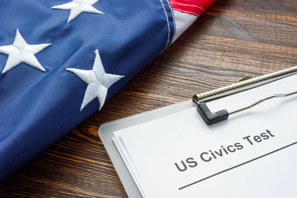 US Civics test per la cittadinanza e bandiera USA. — Foto Stock