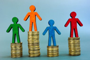 Eşit iş konsepti için maaş eşitliği. Rakamlar ve paralar.