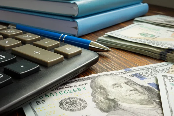 Ahorro y finanzas personales. Calculadora y dinero en la mesa. —  Fotos de Stock