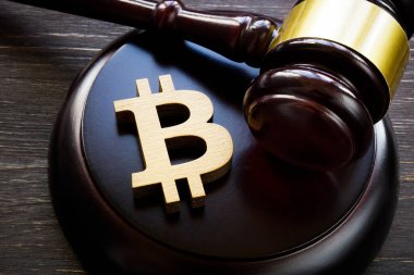 Kripto para piyasasını düzenlemek için Bitcoin sembolü ve tokmak.