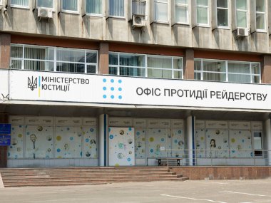 KYIV, UKRAINE - 4 Temmuz 2021. Ukrayna Adalet Bakanlığı binasının ön cephesi. Raiderlara Karşı Ofis.