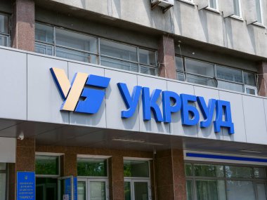 KYIV, UKRAINE - 4 Temmuz 2021. Binanın üzerinde Ukrbud inşaat şirketi logosu.