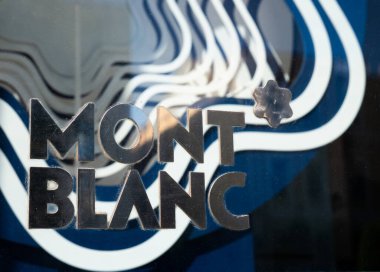 KYIV, UKRAINE - Temmuz 07, 2021. Vitrindeki Montblanc logosu..