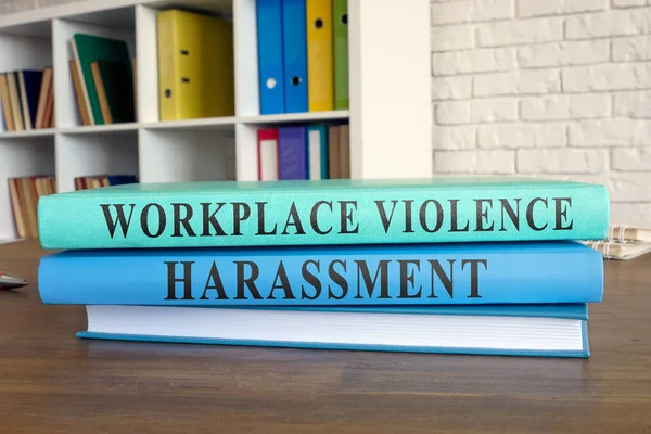 職場の暴力とハラスメントに関する法律書. — ストック写真