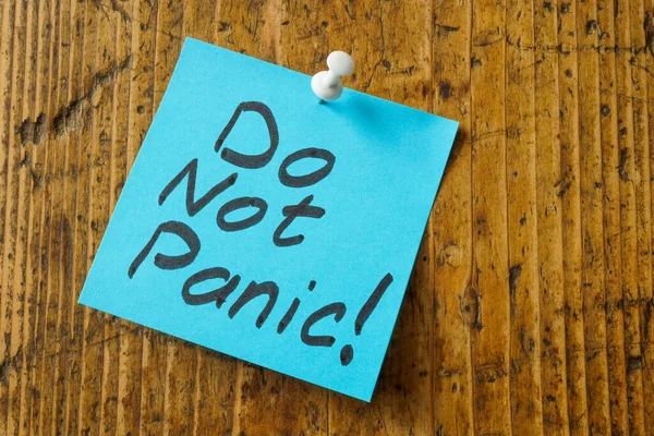 No entres en pánico nota en la pegatina. — Foto de Stock