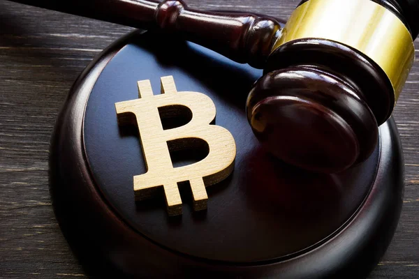 Bitcoinový symbol a kladívko pro regulaci trhu kryptoměn. — Stock fotografie